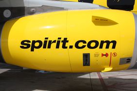 精神航空公司的喷气发动机上印有“spirit.com”字样。＂>
          </noscript>
         </div>
        </div>
       </div>
       <div class=