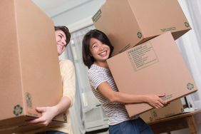 两个年轻女人拿着移动的箱子＂>
          </noscript>
         </div>
        </div>
       </div>
       <div class=