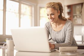 女人在厨房微笑一台笔记本电脑上打字”>
          </noscript>
         </div>
        </div>
       </div>
       <div class=