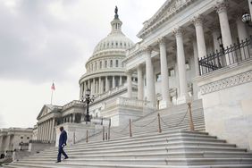 华盛顿特区- 05年10月:参议员拉斐尔沃尔诺克(D-GA)让美国国会投票后10月05,在华盛顿特区2021年。参议院多数党领袖舒默表示,他将投票表决本周晚些时候提高债务上限设置一个有争议的争论,可能导致美国拖欠债务如果不同意增加。