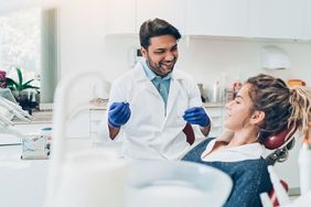 牙医准备为病人清洁牙齿。