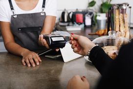 女人对小企业进行信用卡支付