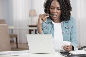 非裔美国妇女付账单