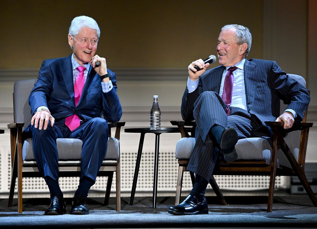 前总统比尔·克林顿和乔治·w·布什在台上发言＂class=