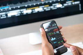 商人用手机检查股票市场数据。