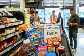 休斯顿,德克萨斯州——7月15日:收银员处理客户的订单在克罗格杂货店7月15日,2022年在休斯顿,德克萨斯州。美国6月零售销售增长1.0%据商务部,与消费者支出更多的一系列产品包括汽油、食品和家具。