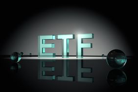 巨大的霓虹灯字母拼写ETF