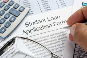 学生贷款申请表，包括笔、计算器和眼镜