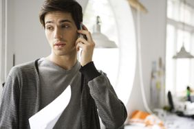 一个男人在电话里和他的保险代理人谈话。
