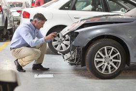 一名保险估税员正在检查一辆损坏的车辆＂>
          </noscript>
         </div>
        </div>
       </div>
       <div class=
