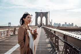 一个女人站在布鲁克林大桥上。＂>
          </noscript>
         </div>
        </div>
       </div>
       <div class=