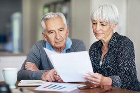 老夫妇看着他们的个人退休账户