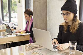 女人们在咖啡馆用笔记本电脑工作