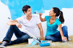一对年轻夫妇粉刷他们的房子，准备出售＂>
          </noscript>
         </div>
        </div>
       </div>
       <div class=