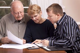 年老夫妇与财务顾问谈论他们的受益人可能必须支付的遗产税。＂>
          </noscript>
         </div>
        </div>
       </div>
       <div class=