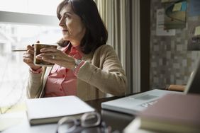 一个女人不知道她能不能从她的401k养老金里拿钱