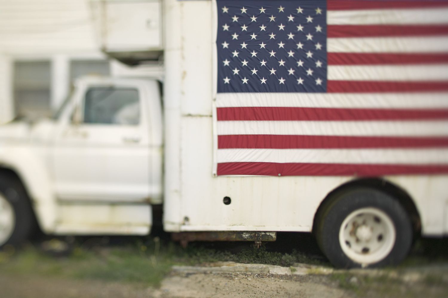 一辆挂着美国国旗的货车
