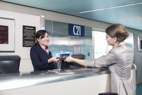 航空公司员工在机场柜台接待顾客
