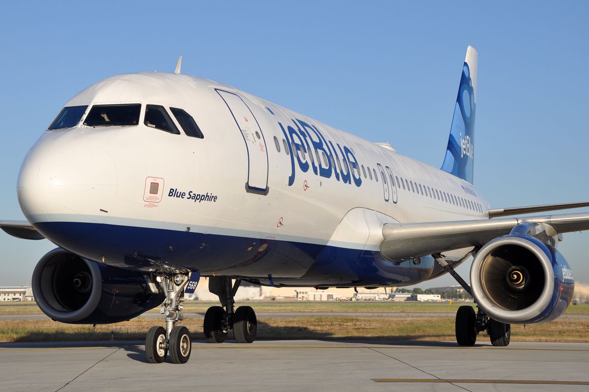 一个捷蓝航空的乘客计划坐在跑道上。