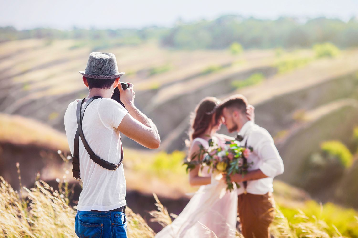 自由摄影师拍摄新娘和新郎