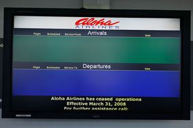 一个机场信息屏幕显示破产的阿罗哈航空公司没有到达或离开。