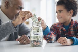 祖父母和孙子往一个标有“钱”的罐子里放钱