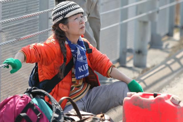 福岛地震后坐在地上的居民