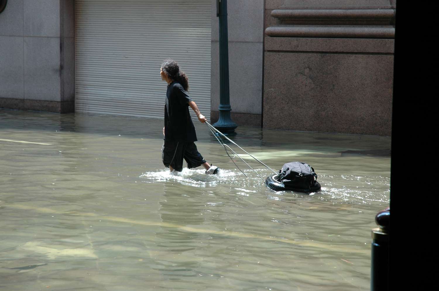 人走过水负载漂浮在一个内胎”>
           </noscript>
          </div>
         </div>
         <figcaption id=