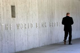 一名男子走在华盛顿世界银行集团大楼前