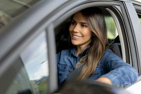 微笑的年轻女子在方向盘后面的一辆车。”>
          </noscript>
         </div>
        </div>
       </div>
       <div class=