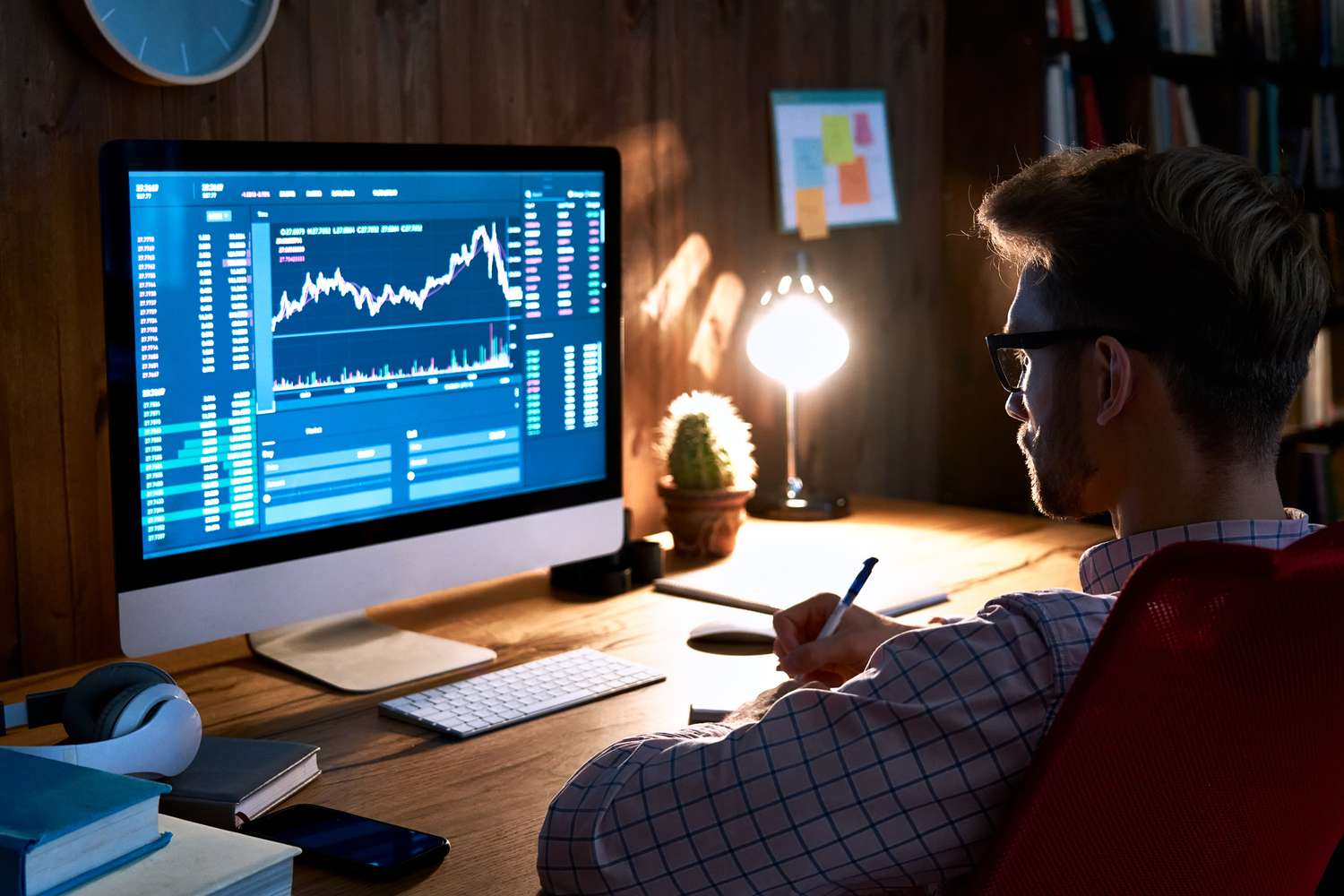 一名男子看着电脑屏幕上的股票市场图表