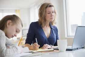 母亲在家庭书桌前工作，而孩子在做家庭作业＂>
          </noscript>
         </div>
        </div>
       </div>
       <div class=