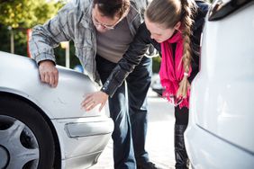 一男一女在车祸后查看汽车保险是否会赔偿他们损坏的汽车＂>
          </noscript>
         </div>
        </div>
       </div>
       <div class=