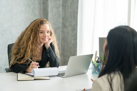 女商人正在公司办公室开会和面试