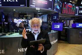 纽约证券交易所的交易员在地板上9月23日,2022年在纽约市