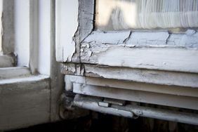 德国巴登-符腾堡州斯图加特的旧木窗因风化损坏，油漆脱落