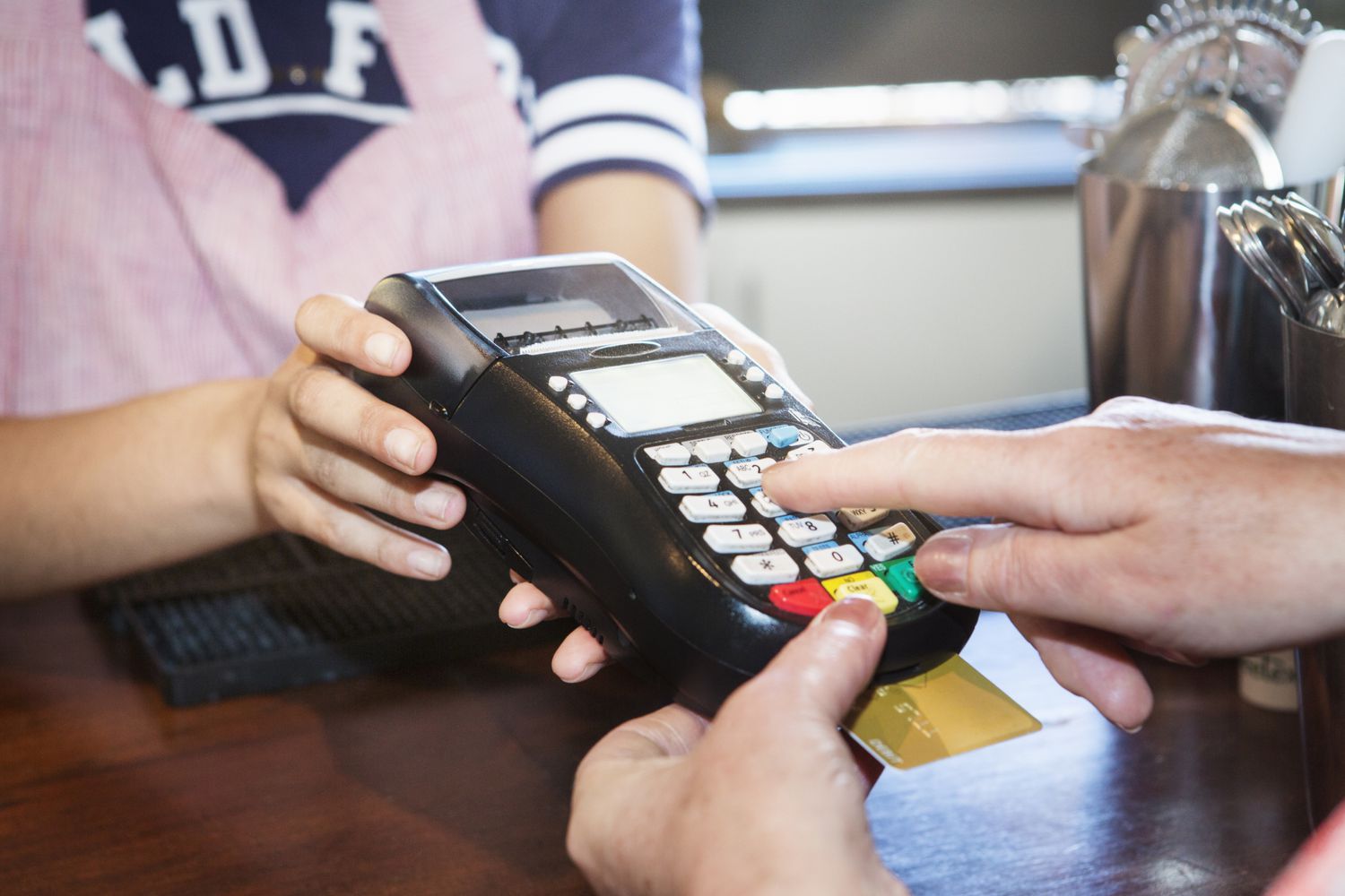 顾客在零售店里使用信用卡付款