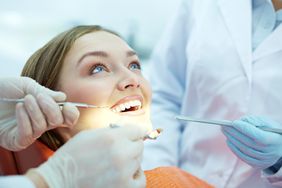 人有牙齿检查而对牙齿矫正医师微笑