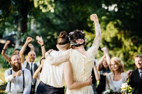一对同性伴侣在家人和朋友面前庆祝他们的婚姻