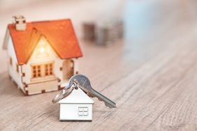 房子钥匙在房子形状的钥匙链上，放在木地板上，用于房地产，搬家或出租物业＂>
          </noscript>
         </div>
        </div>
       </div>
       <div class=