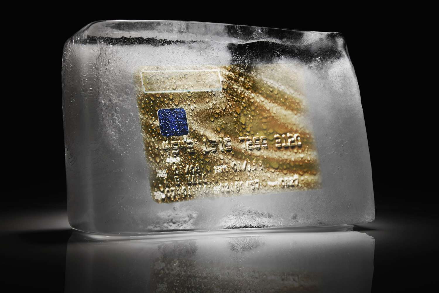 信用卡被冻在冰块里了