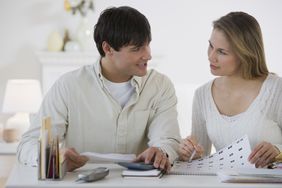 一对年轻夫妇在家庭办公桌前并肩支付账单＂>
          </noscript>
         </div>
        </div>
       </div>
       <div class=
