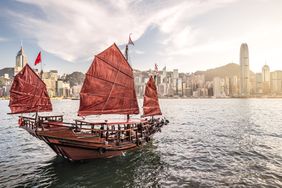 在香港维多利亚港的一艘帆船