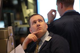 2010年5月6日，纽约证券交易所收盘前，交易员在场内工作。由于对希腊债务的担忧，道琼斯指数暴跌近1000点，收盘时下跌约350点