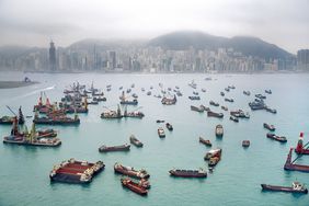 透过云雾俯瞰香港海港