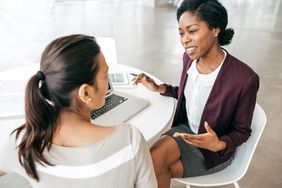 两个女人在商务会议上。