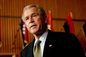 美国总统布什(George w . Bush)在沃尔特里德陆军医疗中心