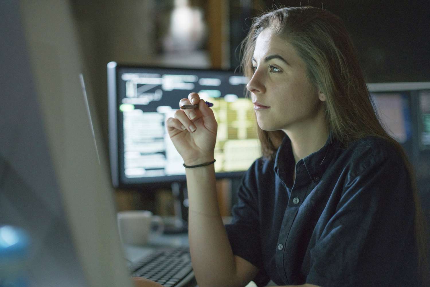 一位女士正在电脑显示器上看股票交易期权