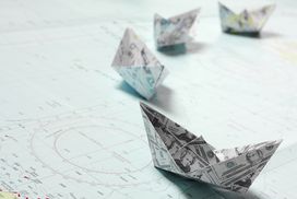 折纸纸帽子和地图