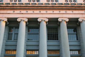 俄亥俄州代顿的破产法院，显示爱奥尼亚风格的柱子和“破产”字样。
